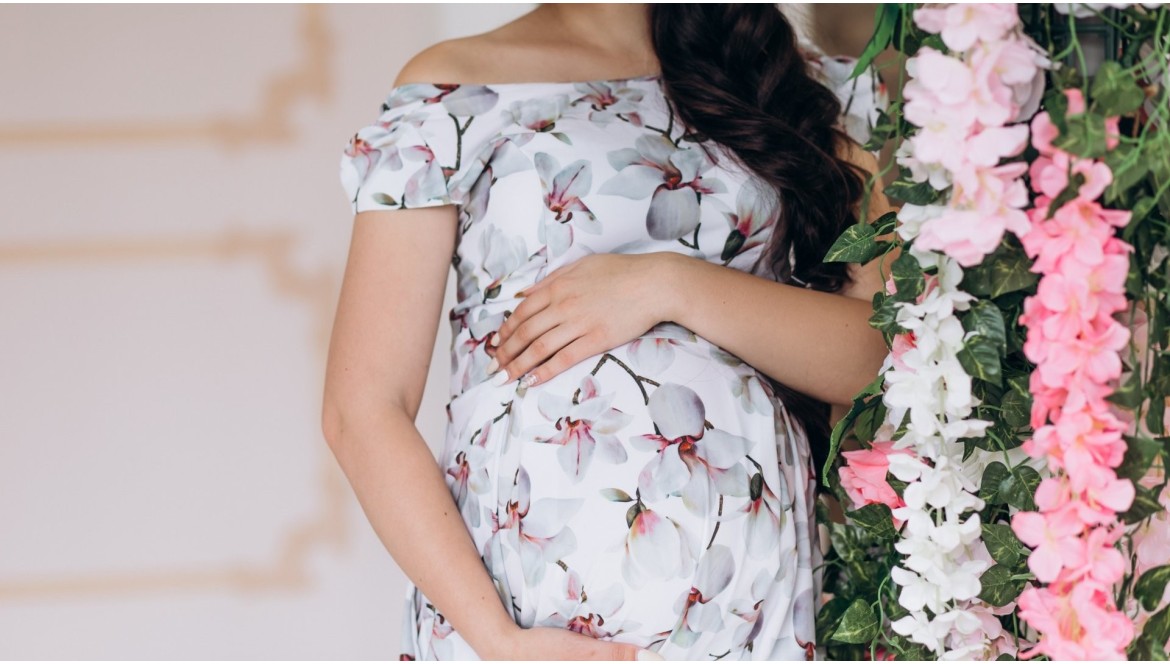 Moda ciążowa – te stylizacje są teraz na topie